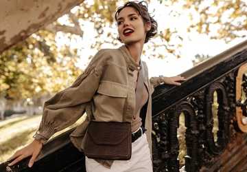 人穿着裙子中度可信度描述已自动生成